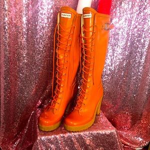 HUNTER platform rain boots in orange. Size 10 in women’s.